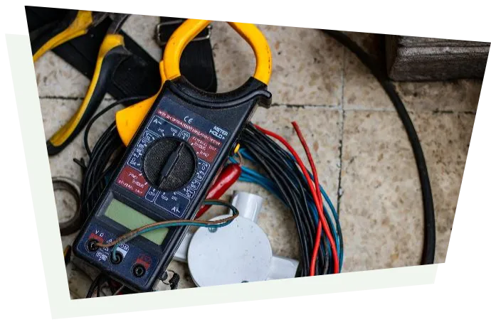 Elektriker bei Installationsarbeiten an einer Verteilung
